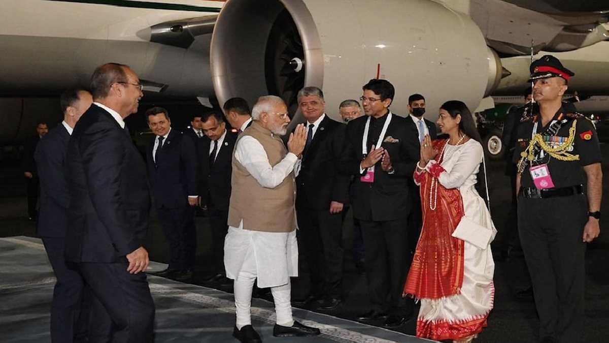 समरकंद पहुंचे पीएम मोदी, एयरपोर्ट पर उज्बेकिस्तान के प्रधानमंत्री ने किया भव्य स्वागत